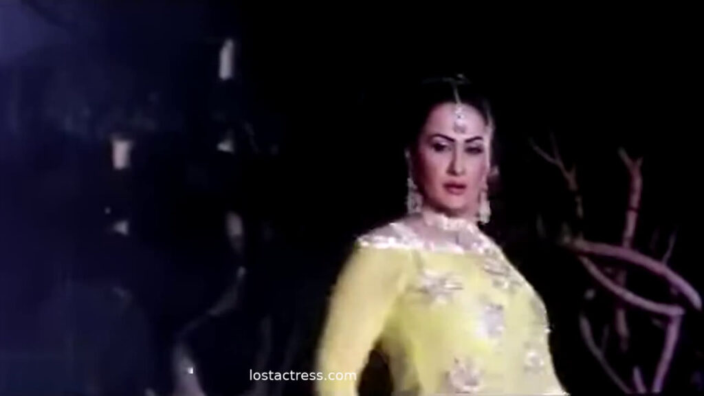 Nargis in a yellow outfit in the Lollywood film song Karha Jawani Da (Thakar 420)